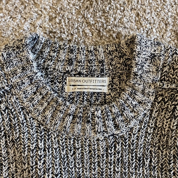 Cropped Knit Sweater - Picture 3 of 4